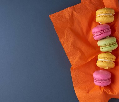 turuncu bir peçete üzerinde çok renkli macarons