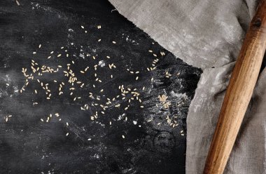 siyah bir arka plan üzerinde eski ahşap oklava