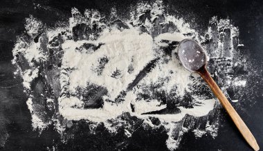 eski tahta kaşık ve beyaz buğday unu 