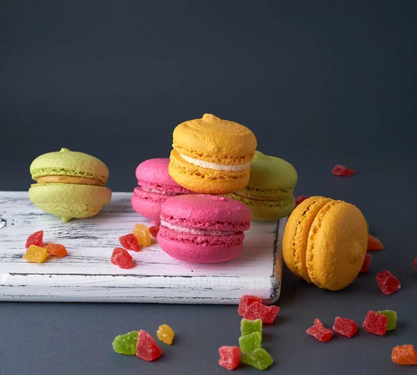 Multicolored baked cakes of almond flour macarons — Stock Photo, Image
