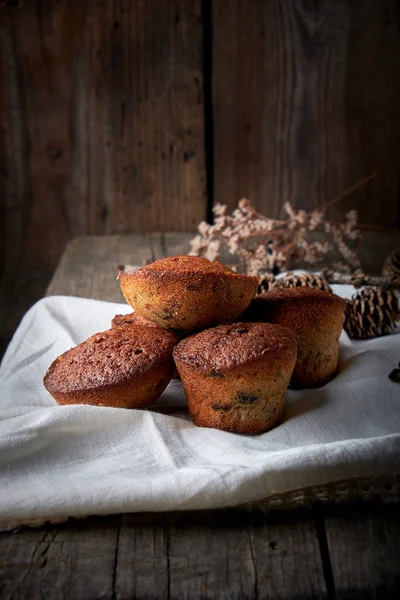 Baked small round cupcakes on a white textile napkin — Stock Photo, Image