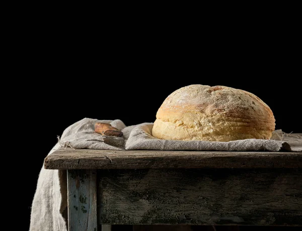 烤圆白小麦面包在纺织毛巾,木制旧标签 — 图库照片