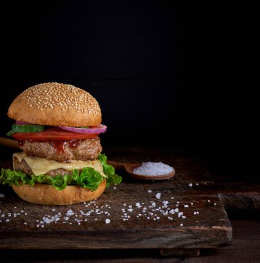 susam ile bir topuz içinde cheeseburger, orta taze sebze