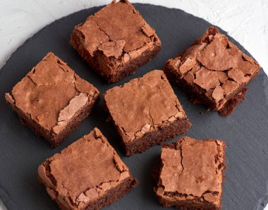 bir siyah çikolatalı kek parçaları grafit plaka yuvarlak