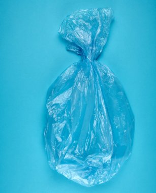 mavi bir arka plan üzerinde çöp için mavi plastik torba