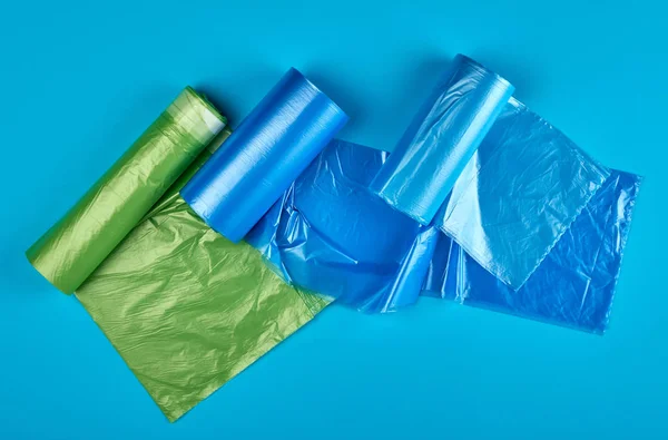 Три загорнуті рулони з пластиковими мішками для сміття — стокове фото