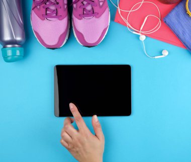 boş siyah scre ile elektronik bir tablet tutan kadın el