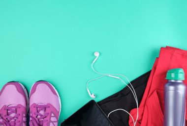 dantel ile pembe spor ayakkabı çifti 