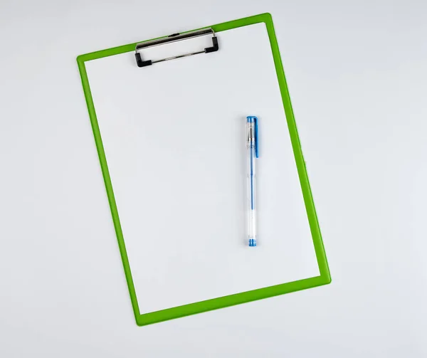 Klemmbrett und blauer Stift auf weißem Hintergrund — Stockfoto