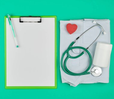 boş beyaz levhalar ve tıbbi stetoskop 