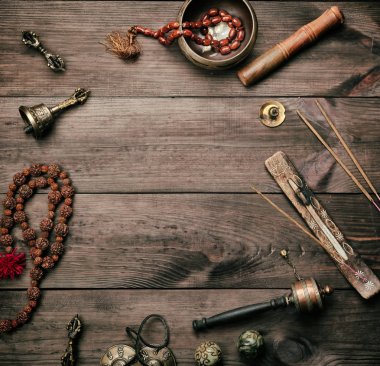 Bakır şarkı kase, dua boncuklar, dua davul ve diğer Tibetli