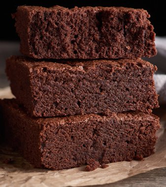 çikolatalı brownie kek pişmiş kare parçalar yığını 