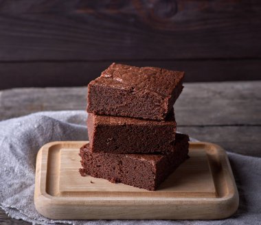 çikolatalı brownie kek pişmiş kare parçalar yığını 