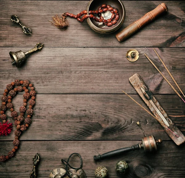 Copper cantando tigela, contas de oração, tambor de oração e outros tibetanos — Fotografia de Stock