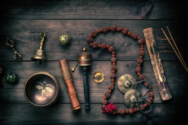 Cuenco de cobre, cuentas de oración, tambor de oración y otros tibetanos — Foto de Stock