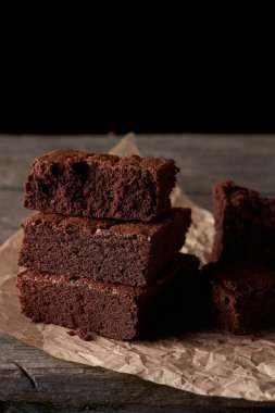  çikolatalı brownie kek pişmiş kare parçalar yığını 