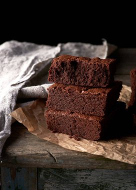 Kaş çikolatalı brownie kek pişmiş kare parçalar bir yığın