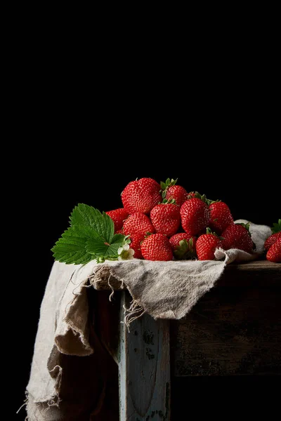 Fresas rojas maduras frescas en una servilleta de lino gris — Foto de Stock