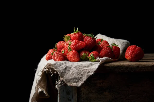 Bunch of fresh ripe red strawberries on a gray linen napkin — Stock Photo, Image