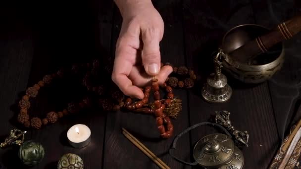 Mannelijke Hand Houden Van Een Bruine Steen Rozenkrans Meditatie Alternatieve — Stockvideo