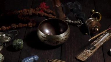 bakır şarkı kase ve bir adamın eli üzerinde ahşap bir sopa yol açar, alternatif tıp ve meditasyon