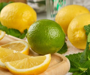 olgun sarı limon ve limon, nane yeşili 