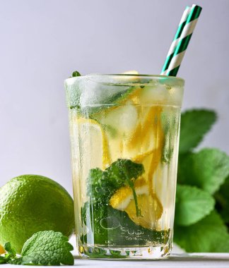  limon, nane yaprakları, bir g kireç ile ferahlatıcı içecek limonata