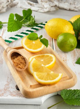 olgun sarı limon ve kireç, kahverengi şeker ve taze mi bir demet