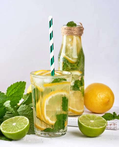 신선한 레몬, 라임, 민트 그린, 얼음 조각의 차가운 음료 i — 스톡 사진