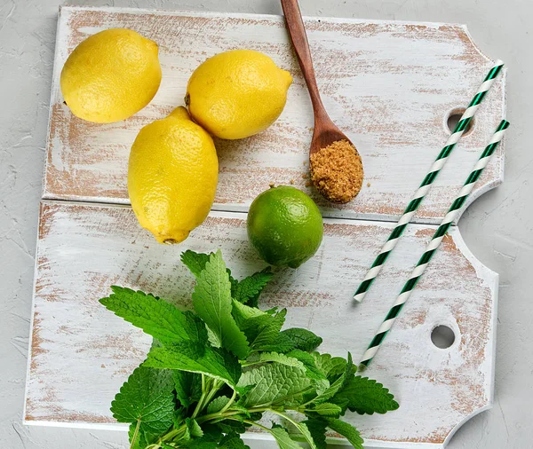 olgun sarı bütün limon ve kireç, kahverengi şeker ve fr bir demet