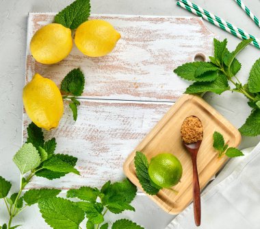 olgun sarı bütün limon ve kireç, kahverengi şeker ve fr bir demet