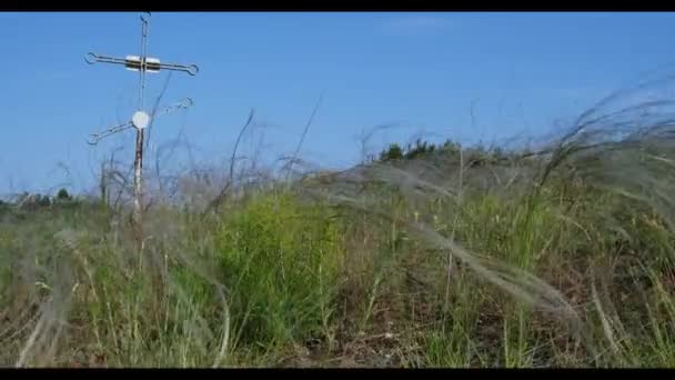 Cruz Hierro Oxidado Tumba Viejo Cementerio Abandonado Medio Estepa Cubierto — Vídeo de stock