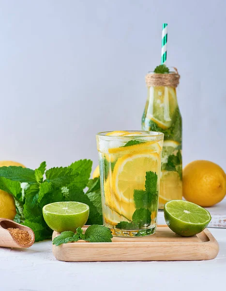 레몬, 민트 잎, 라임과 여름 상쾌한 음료 레모네이드 — 스톡 사진