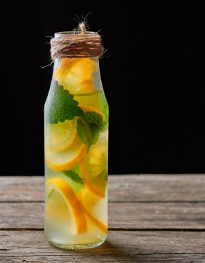 limon, nane yaprakları, kireç ile yaz serinletici içecek limonata 