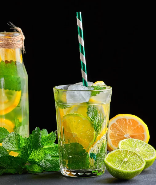 레몬, 민트 잎, 얼음 조각과 상쾌한 음료 레모네이드 — 스톡 사진