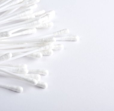 kulak temizliği için beyaz pamuklu plastik çubuklar
