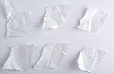 buruşuk boş yırtık beyaz kağıt parçaları 