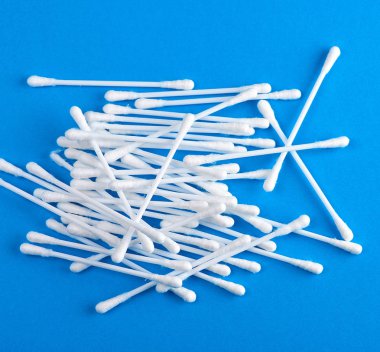 kulak temizliği ve diğer hygi için beyaz pamuk ile plastik çubuklar