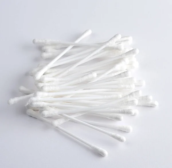 Bastoncini di plastica con cotone bianco per la pulizia delle orecchie e altri hygi — Foto Stock
