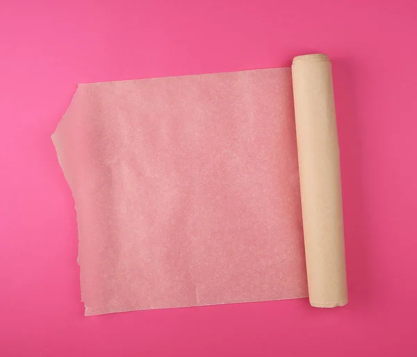 Бумажный рулон для выпечки на белой плите — стоковое фото