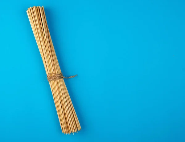 Apilado de palos de bambú de madera para barbacoa —  Fotos de Stock