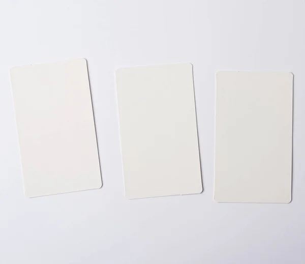 Trois cartes de visite rectangulaires vides en papier blanc — Photo