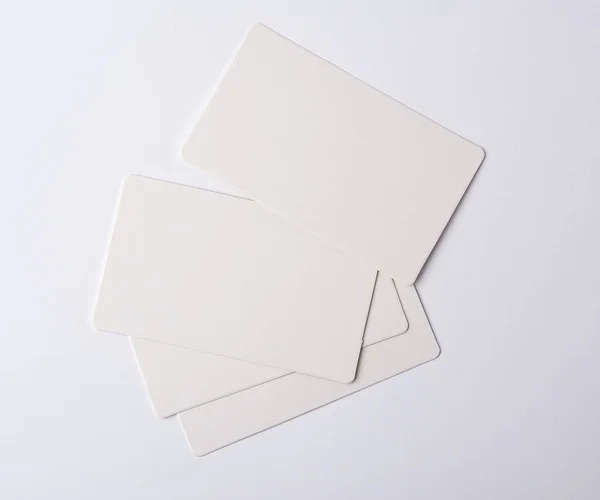 Pila di biglietti da visita bianchi di carta rettangolare in bianco — Foto Stock