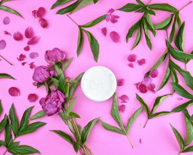 plastik bir kavanozda kalın beyaz kozmetik krem 