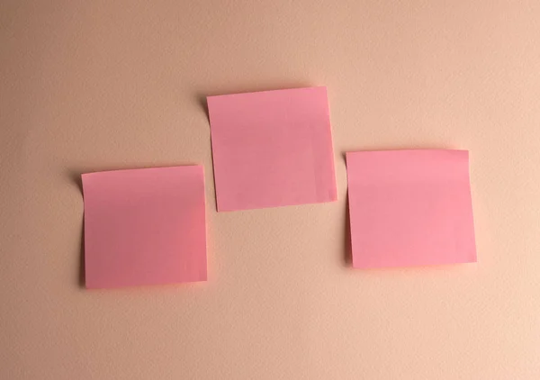 Tres pegatinas de papel rosa pegadas sobre fondo blanco — Foto de Stock