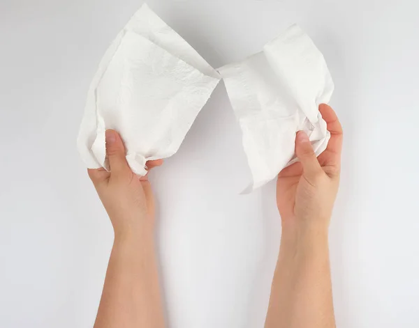 Tangan wanita memegang serbet kertas putih bersih untuk wajah dan tubuh — Stok Foto