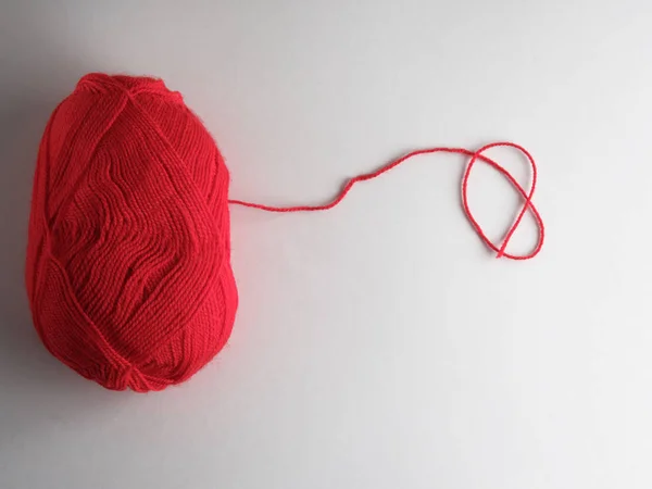 Grote streng van rode wol op een witte achtergrond, bovenaanzicht — Stockfoto