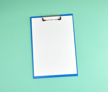 yeşil bir arka plan üzerinde temiz beyaz çarşaf ile mavi tutucu