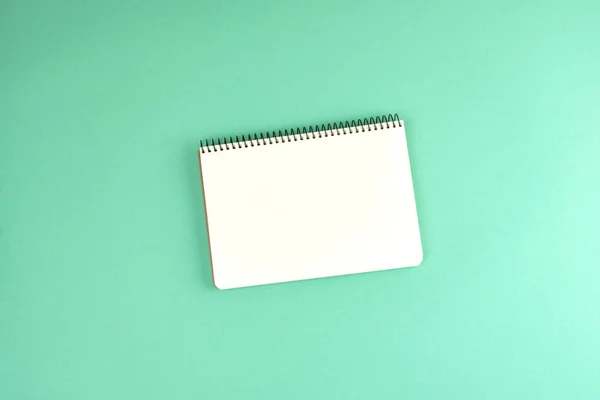 Otevřený spirální notebook s čistými bílými listy — Stock fotografie