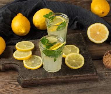 limon ile yaz serinletici içecek limonata, nane yaprakları